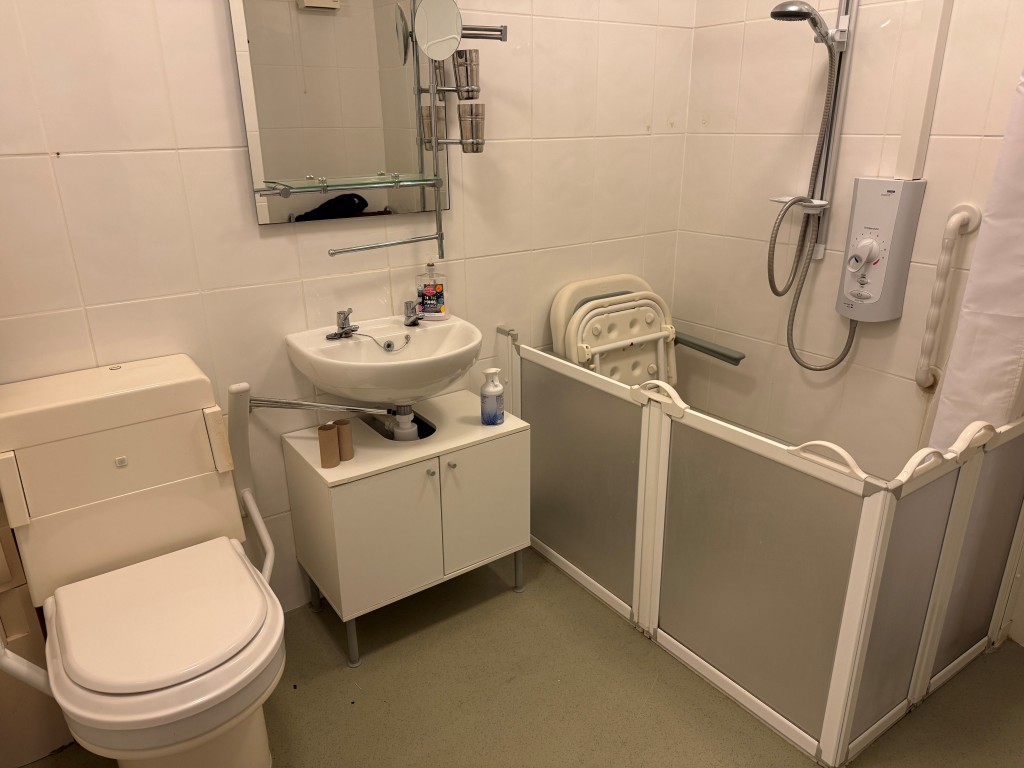 Lot: 22 - BALCONY FLAT WITH SEA VIEWS IN NEED OF UPDATING - White shower room with WC and sink